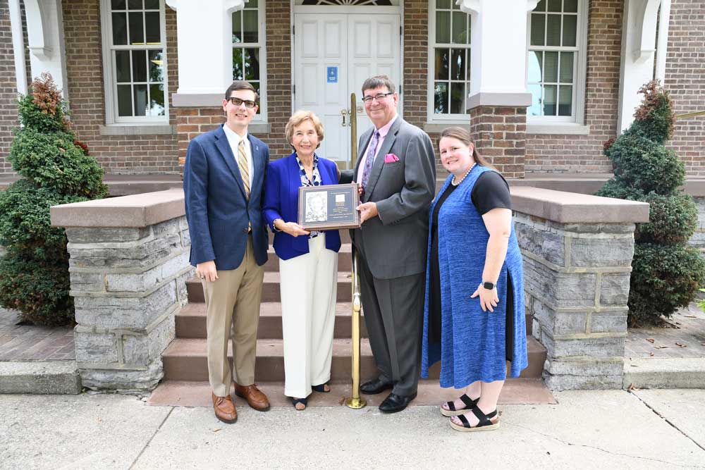 Linda McKinley ’66 Grider received the Distinguished Service award for 2021