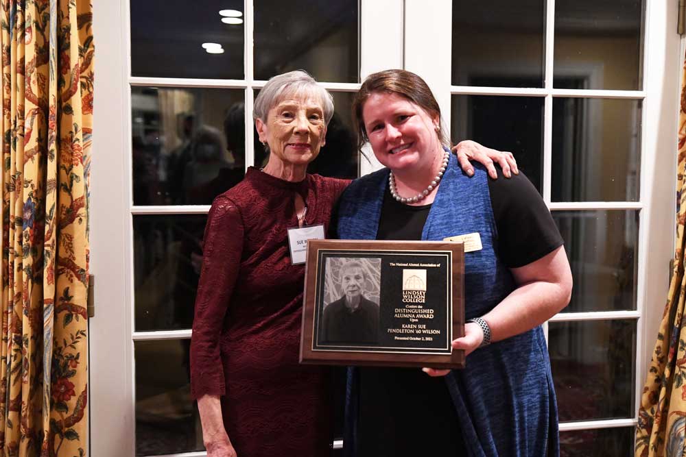 Karen Sue Pendleton ’60 Wilson received the Distinguished Alumna award for 2021